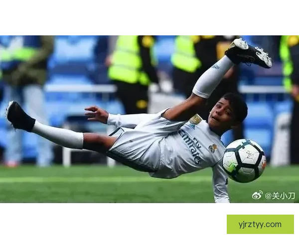 C罗儿子狂秀技 带队大胜三球